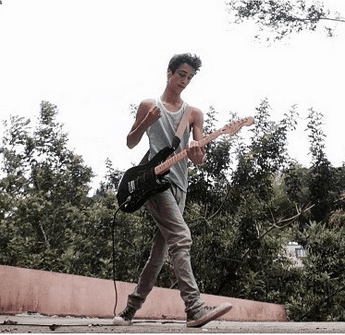 Su guitarra eléctrica es su mejor compañera.