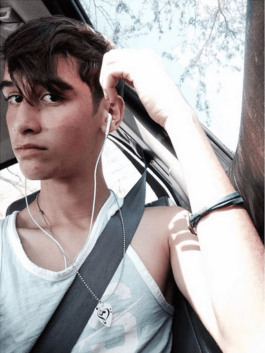 Siempre está con sus 'headphones' y soñando con ser un cantante.