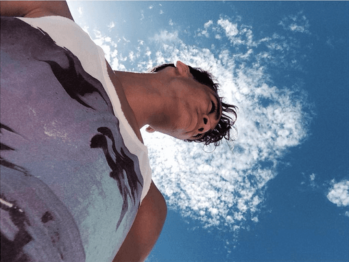 En su escuela todos lo quieren y disfrutan de su talento musical.