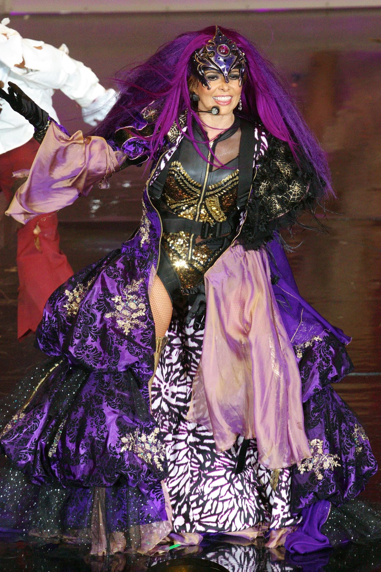 Las superestrellas de ahora también la han inspirado: aquí en un concierto de 2012 usando un vestido inspirado por Madonna y Lady Gaga.