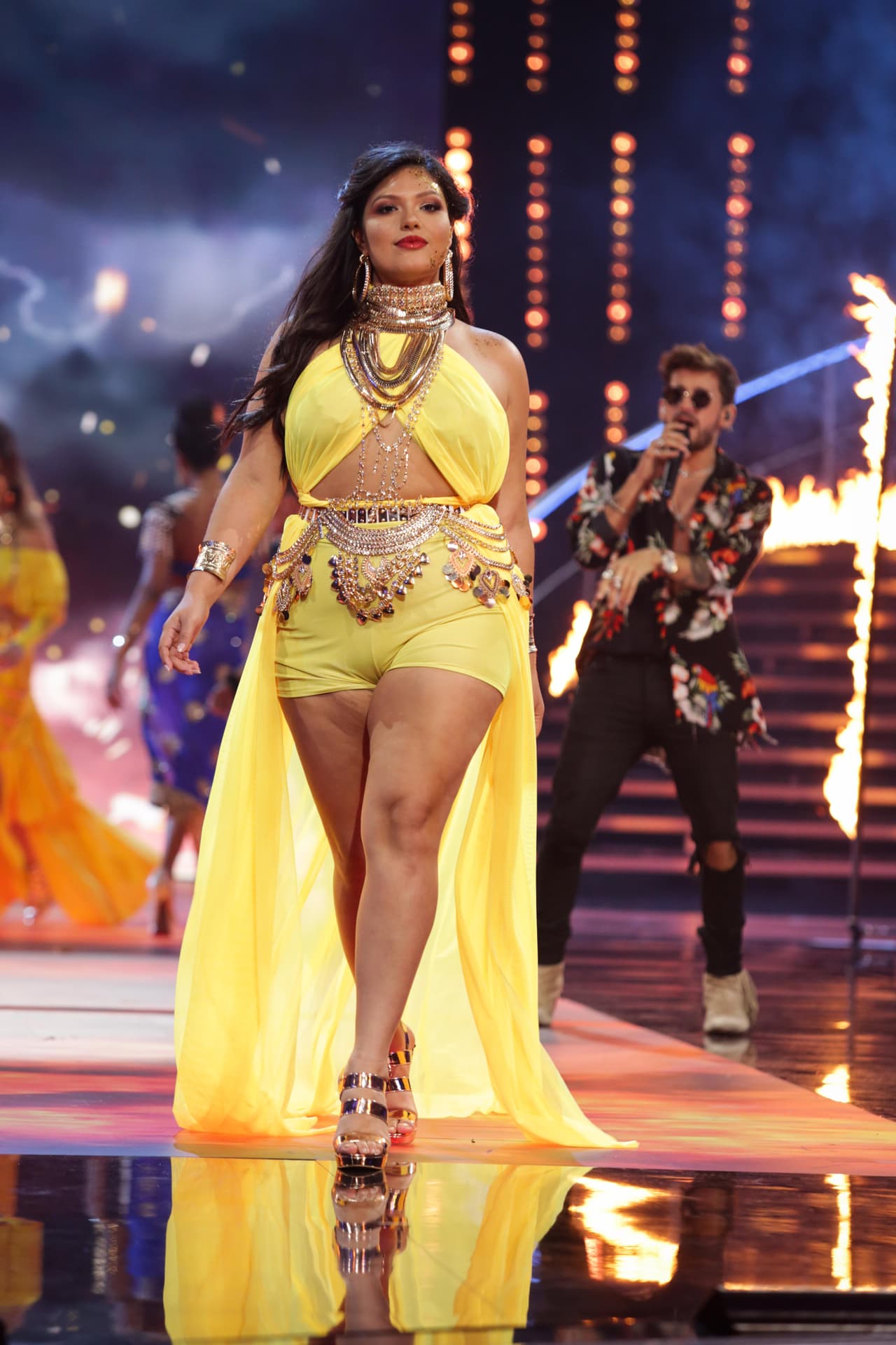 Vanessa vistió un traje amarillo.