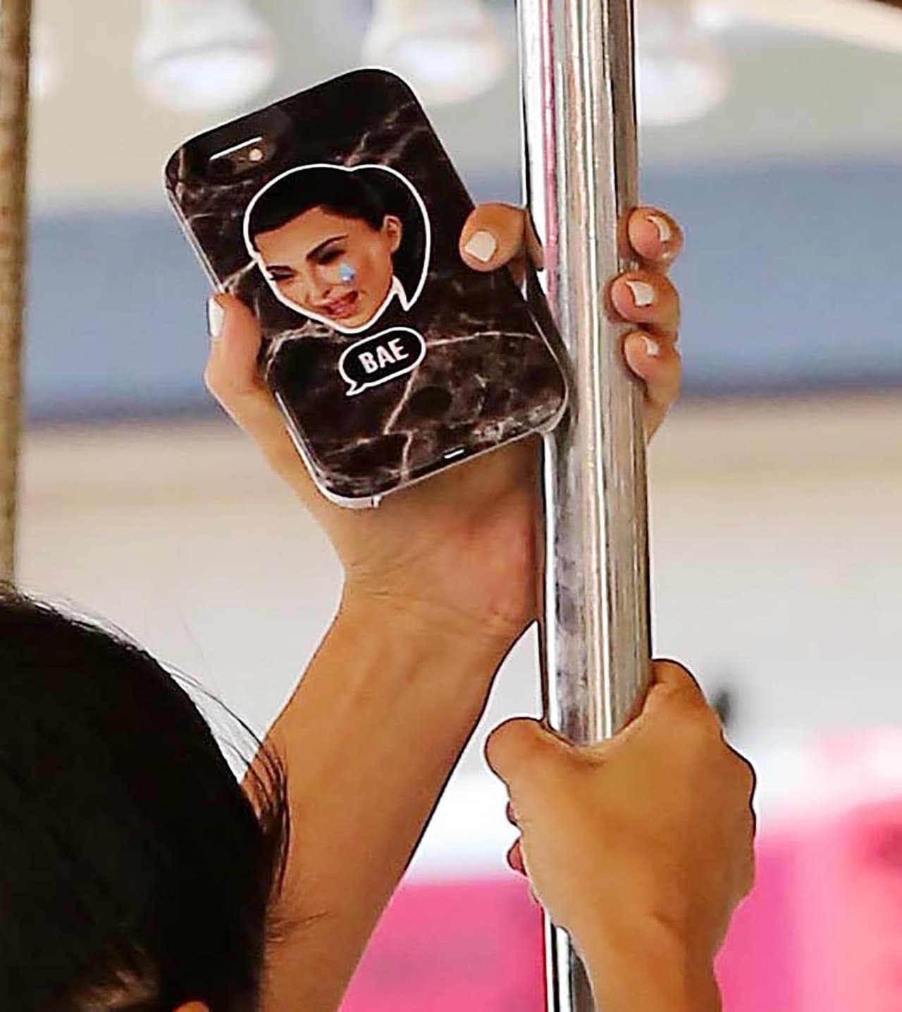 Mira qué tiene en su celular: ¡una mica con un emoji de Kim! Tenía que ser...