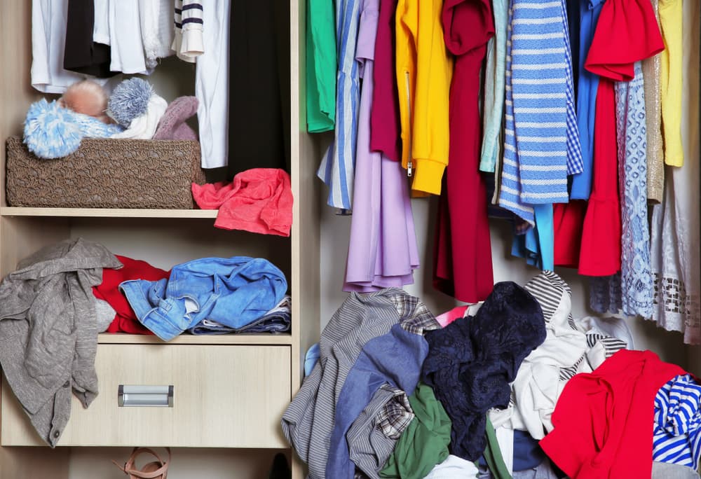 Los armarios se van llenando de ropas usadas que pensamos donar “mañana”, la nevera sigue sin limpiarse porque lo vamos a hacer “mañana”, ese plan de ejercicios lo comenzaremos “mañana” y también dicen “a partir de mañana voy a dejar de fumar”, y así sucesivamente, no se hacen hoy las cosas ni tampoco se harán mañana si seguimos procrastinando.