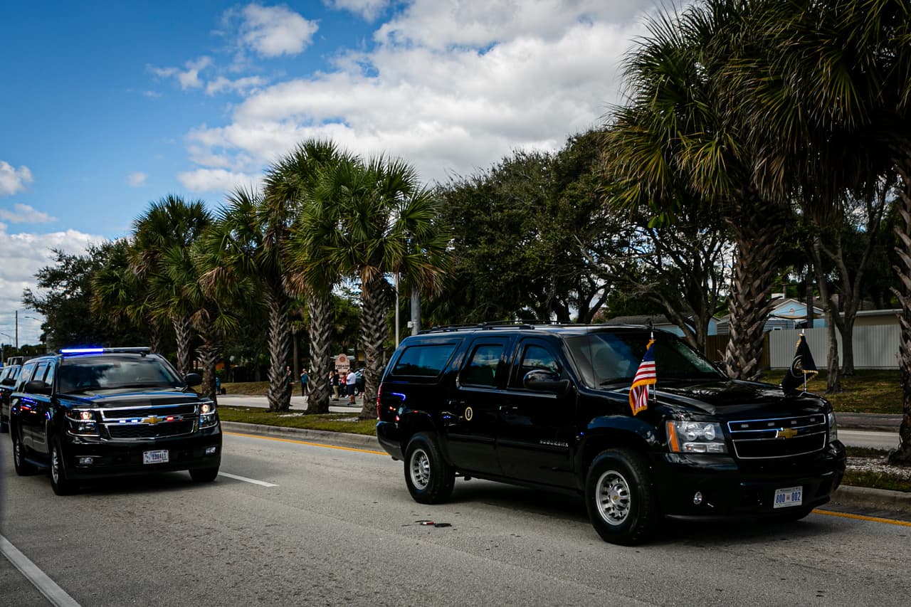Trump iba con su caravana de seguridad, en el camino a su residencia de Mar-a-Lago.