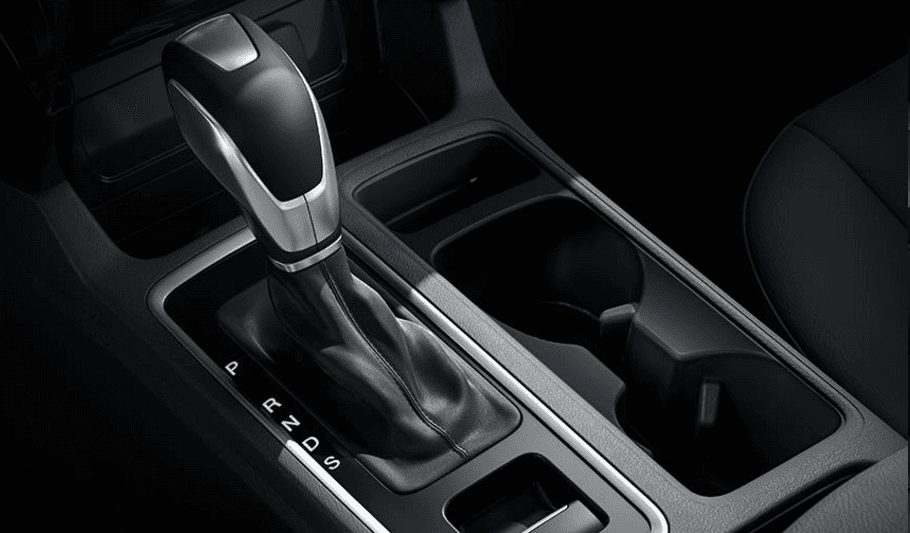 Según se advierte en la imagen, el selector de cambios es ahora menos prominente y tiene un nuevo vecino: un espacio con porta vasos que antes estaba localizado detrás del selector, una ubicación que a muchos resultó incómoda