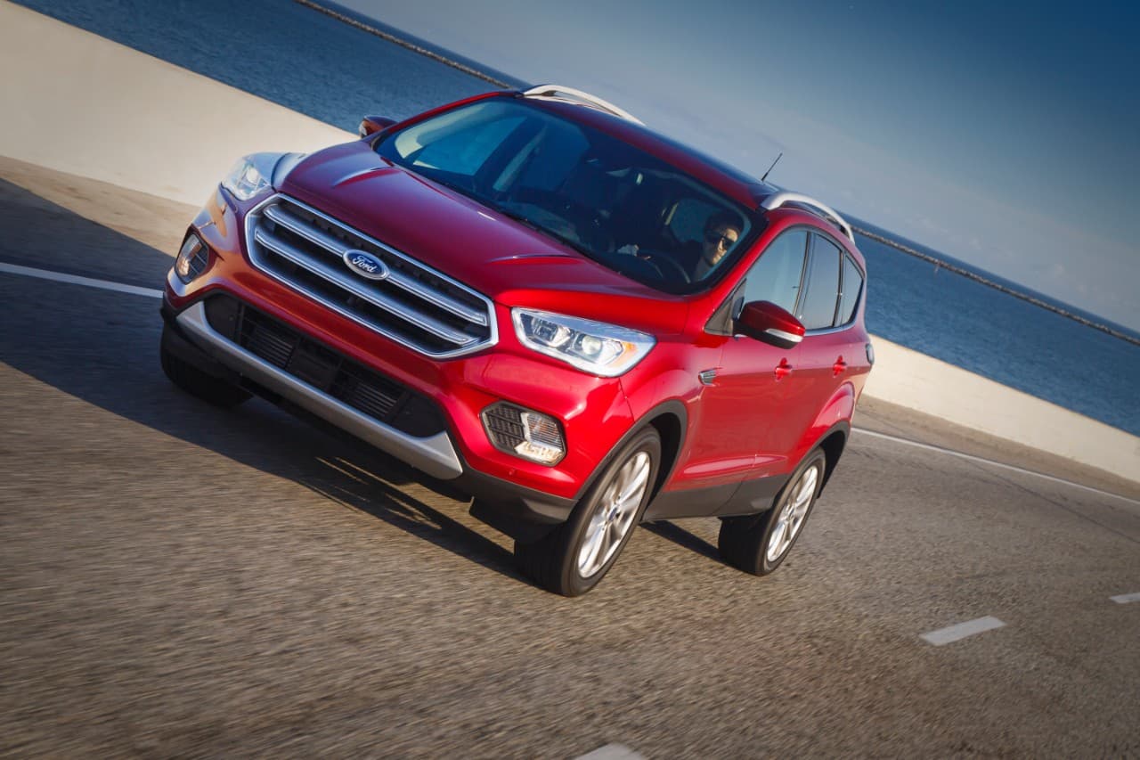 Ford presentó a la Escape 2017 en el Auto Show de Los Angeles 2015 . Hoy la crossover compacta debuta en el mercado con el ánimo de continuar el éxito de este modelo cuya primera generación fue lanzada en el año 2000. En esta galería repasamos las novedades más relevantes del vehículo