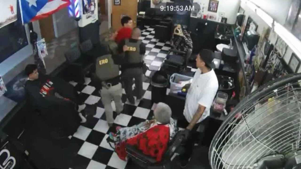 A medio corte de cabello: agentes de ICE irrumpen en una barbería y se llevan a barbero hispano