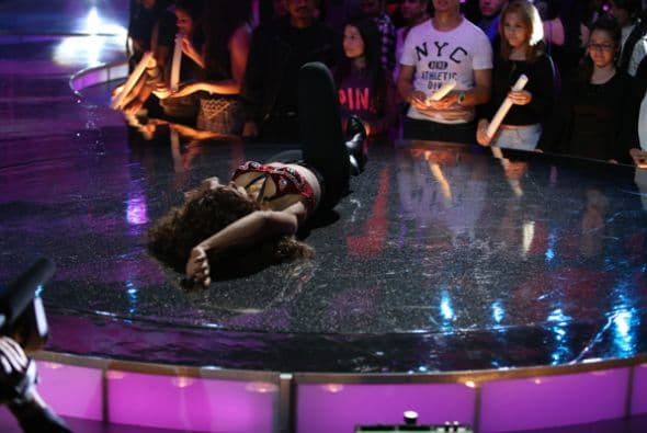 La gala arrancó con un homenaje a Selena. Las chicas se lucieron como nunca en unos retos que fueron diseñados para cada una de ellas. Mariana tuvo su propio show junto a Carlos Calderón, Francisca se robó el show con su personaje de Mela la Melaza, Clarissa se llevó senda ovación gracias a su merengue, Catherine imitó a JLo y Nathalia interpretó a Catalina Creel junto al actor Sebastián Ligarde. La hondureña Nathalia Casco ha demostrado ser imbatible en esta temporada de Nuestra Belleza Latina. Y es que al parecer no hay quien la baje del trono de la belleza. ¡Hasta a su BFF, Geisha, sacó de la competencia!