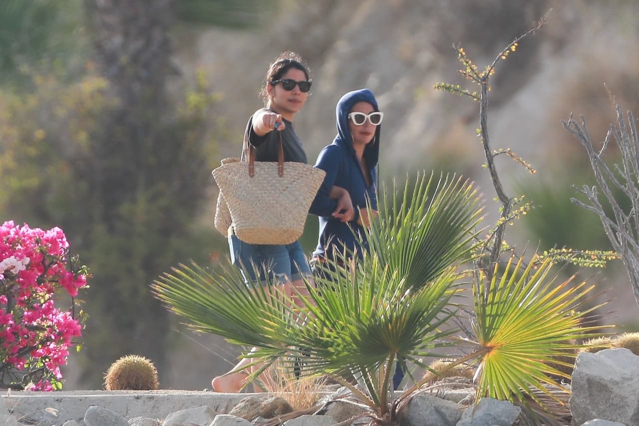 En Cabo San Lucas fue captada abordando un ferry en compañía de amigos.