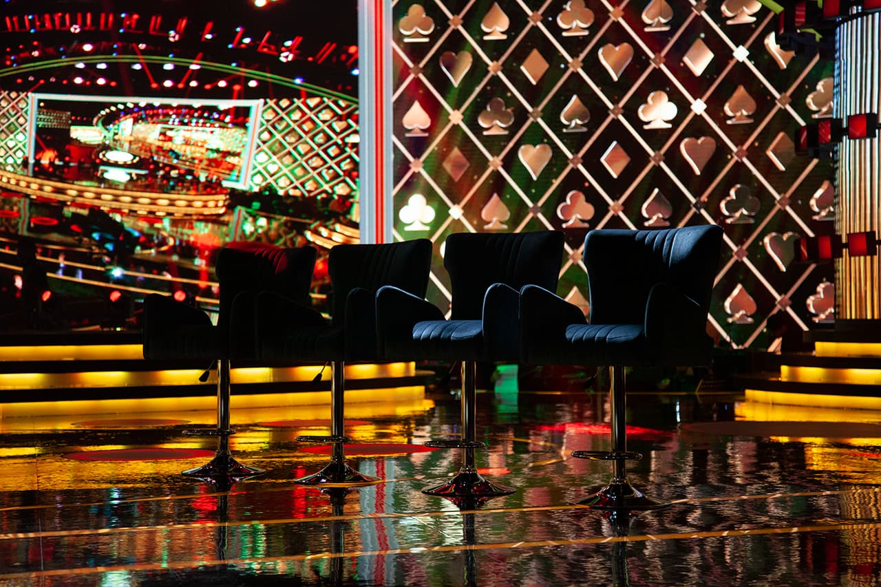 El escenario está totalmente iluminado.