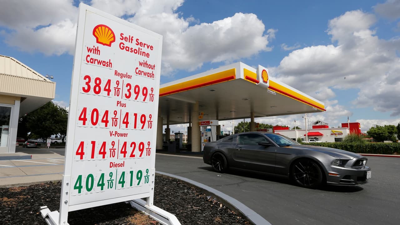 GasBuddy tiene unos filtros en la parte superior donde se te permite buscar la estación de gas con el precio más barato o la más cercana.