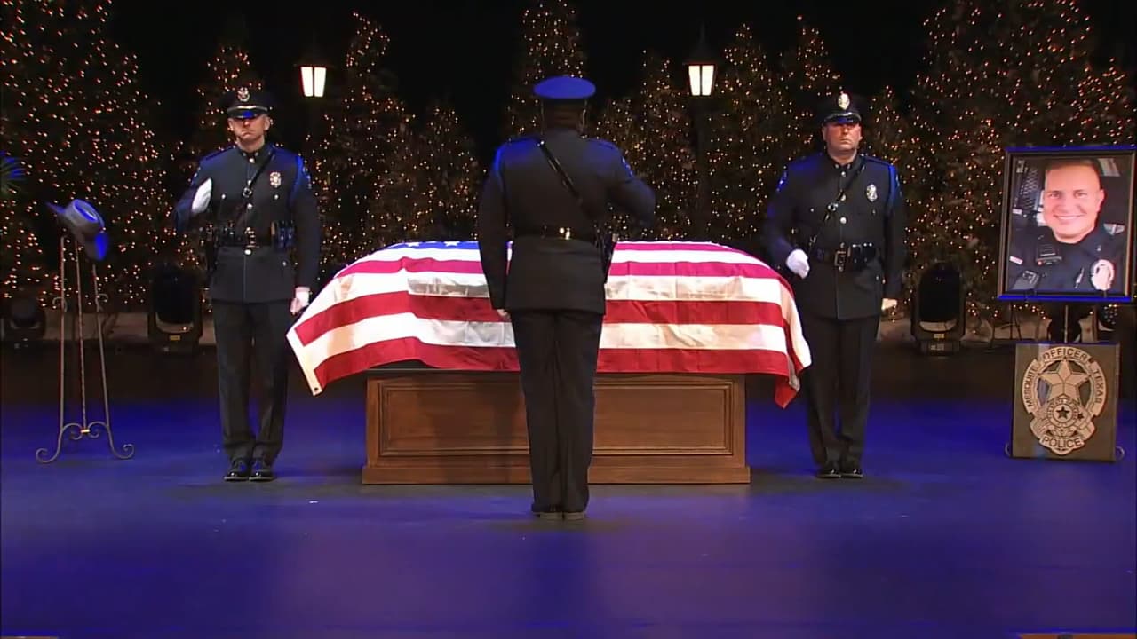 La hija mayor del oficial, el jefe de policía de Mesquite y el subdirector Doug Yates, fueron de las personas que hablaron durante su funeral.
<br>