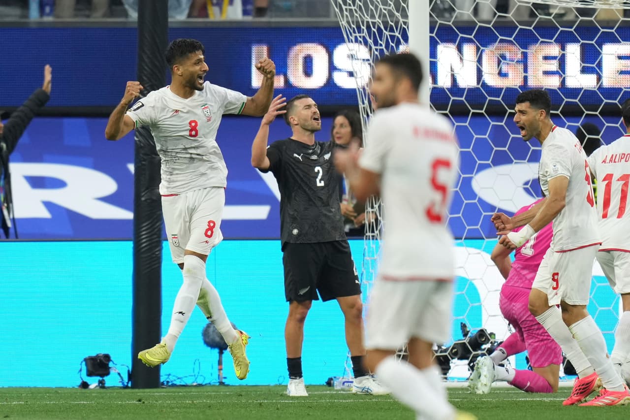 Mohammad Mohebbi (8) de Irán celebra tras marcar un gol durante el partido de futbol del Grupo G de la Copa Mundial entre Irán y Nueva Zelanda en Inglewood, California.