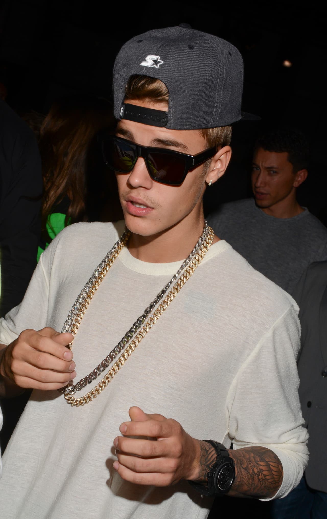 En Viena, fue vetado de un club nocturno luego de que sus guardaespaldas rompieron las cámaras de los dueños del lugar y las de algunos de los asistentes del club, según publicó 
<a href="https://www.dailymail.co.uk/tvshowbiz/article-2302278/Justin-Bieber-BANNED-nightclub-Vienna-entourage-smash-fans-cameras.html" target="_blank">Daily Mail</a> en abril de 2013, citando al diario Austrian Times.