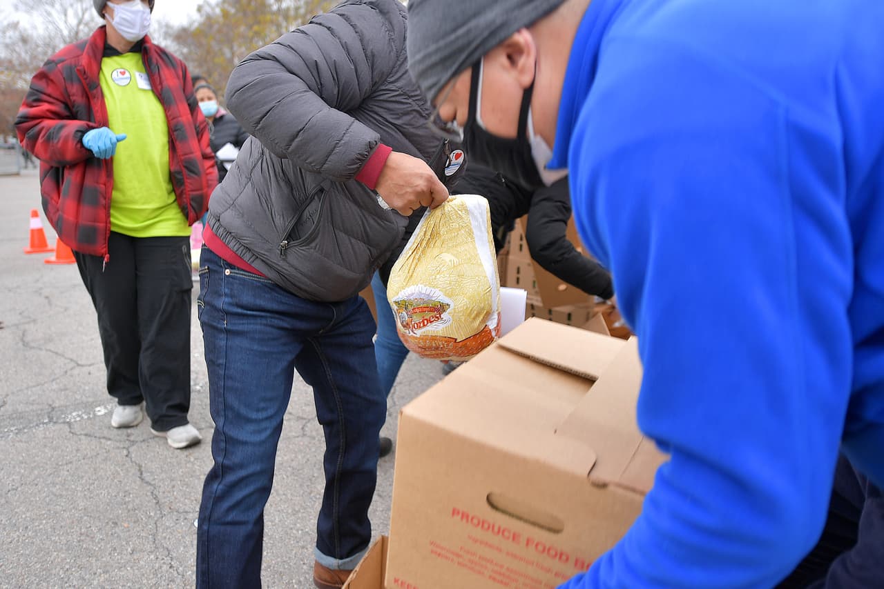 Hay estacionamiento gratuito detrás del centro.