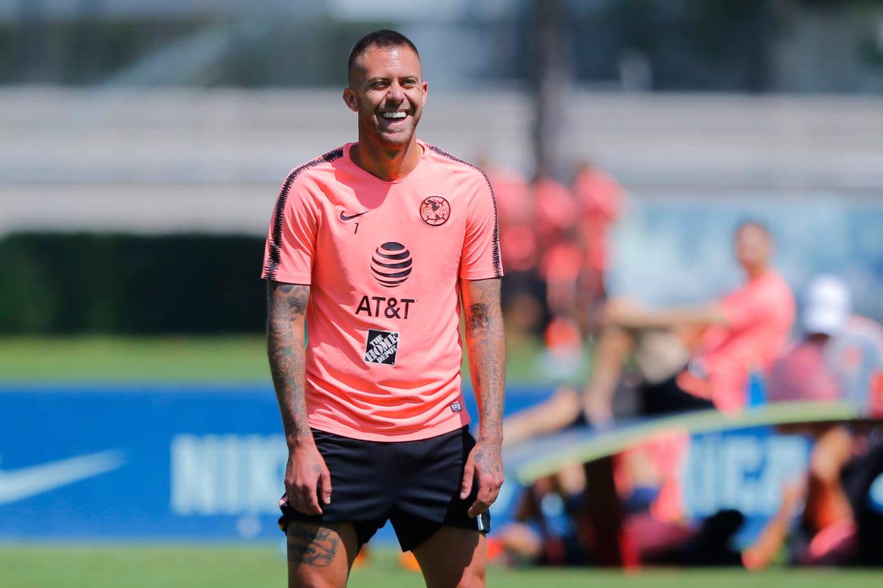 Fin de la novela: Tanto Miguel Herrera como Santiago Baños asegruaron ante los medios que el francés Jérémy Menéz continuará jugando para el América en esta temporada.