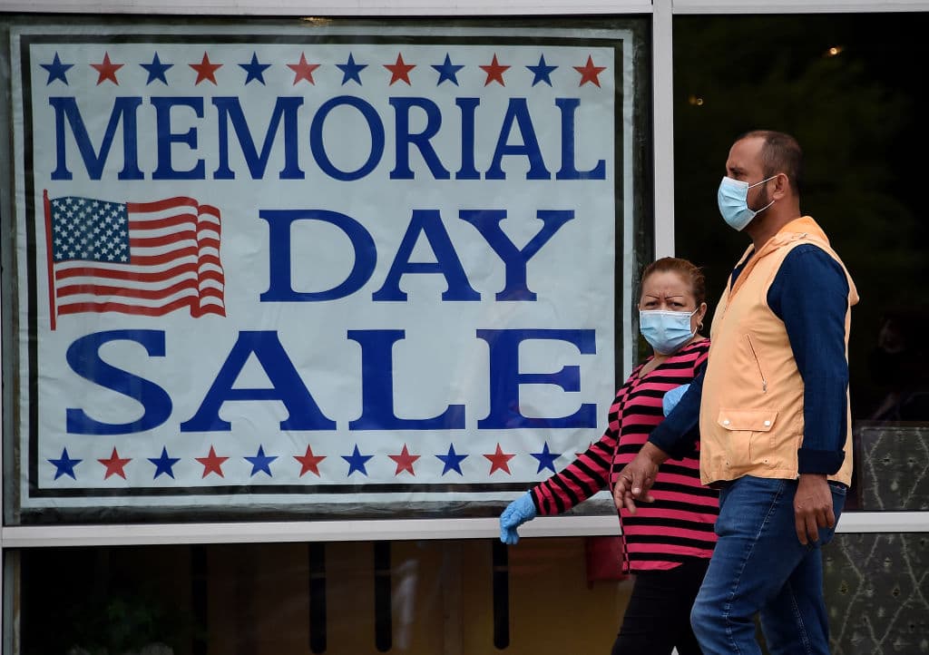 En un fin de semana en el que muchos negocios se preparan para abrir en todo el país y millones de estadounidenses tienen planes de viajar, las autoridades sanitarias tienen preocupación porque la festividad eche por tierra las medidas de prevención en plena pandemia del nuevo coronavirus.
