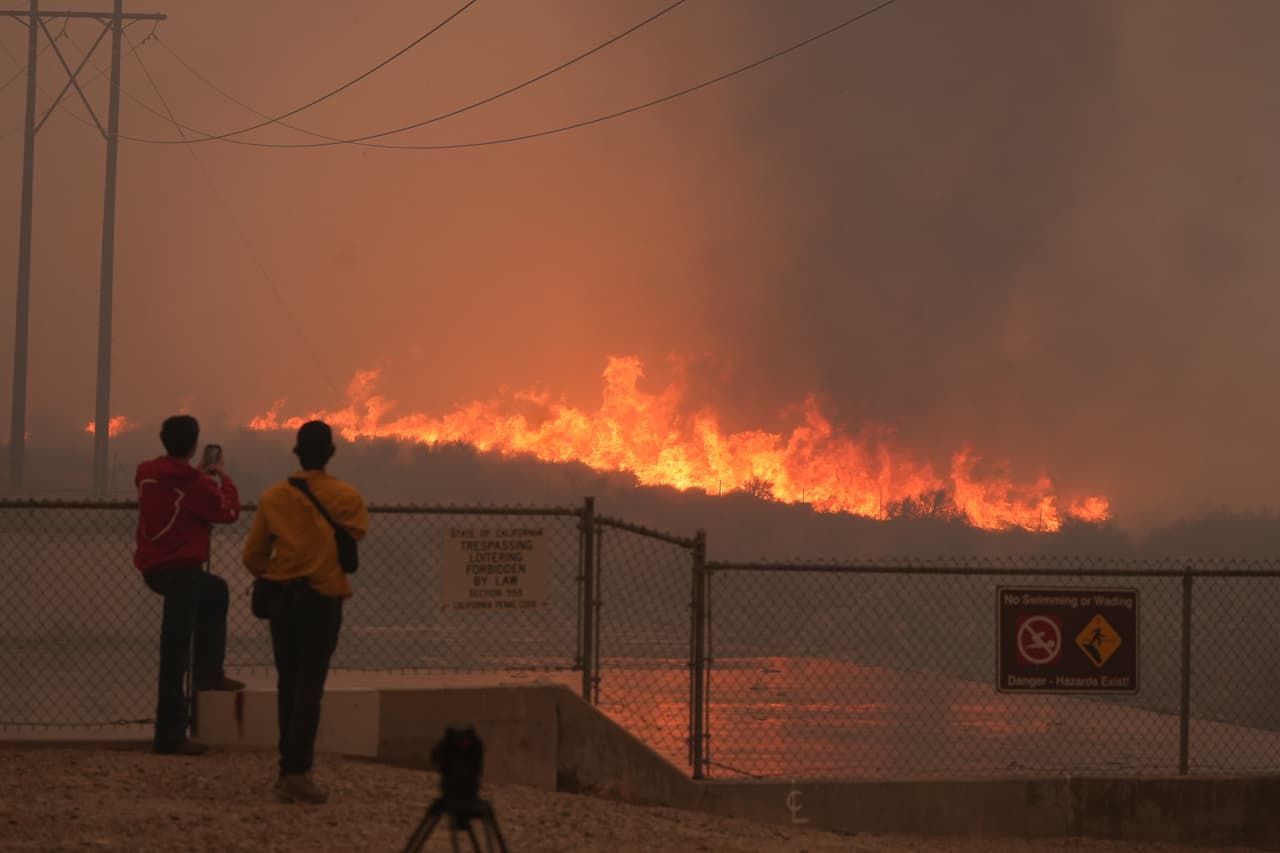 Hasta el momento, las autoridades han emitido órdenes de
<b> evacuación obligatoria para 31,000 personas</b> en comunidades rurales y suburbanas cercanas. Otras 20,000 personas están bajo advertencias de evacuación.
