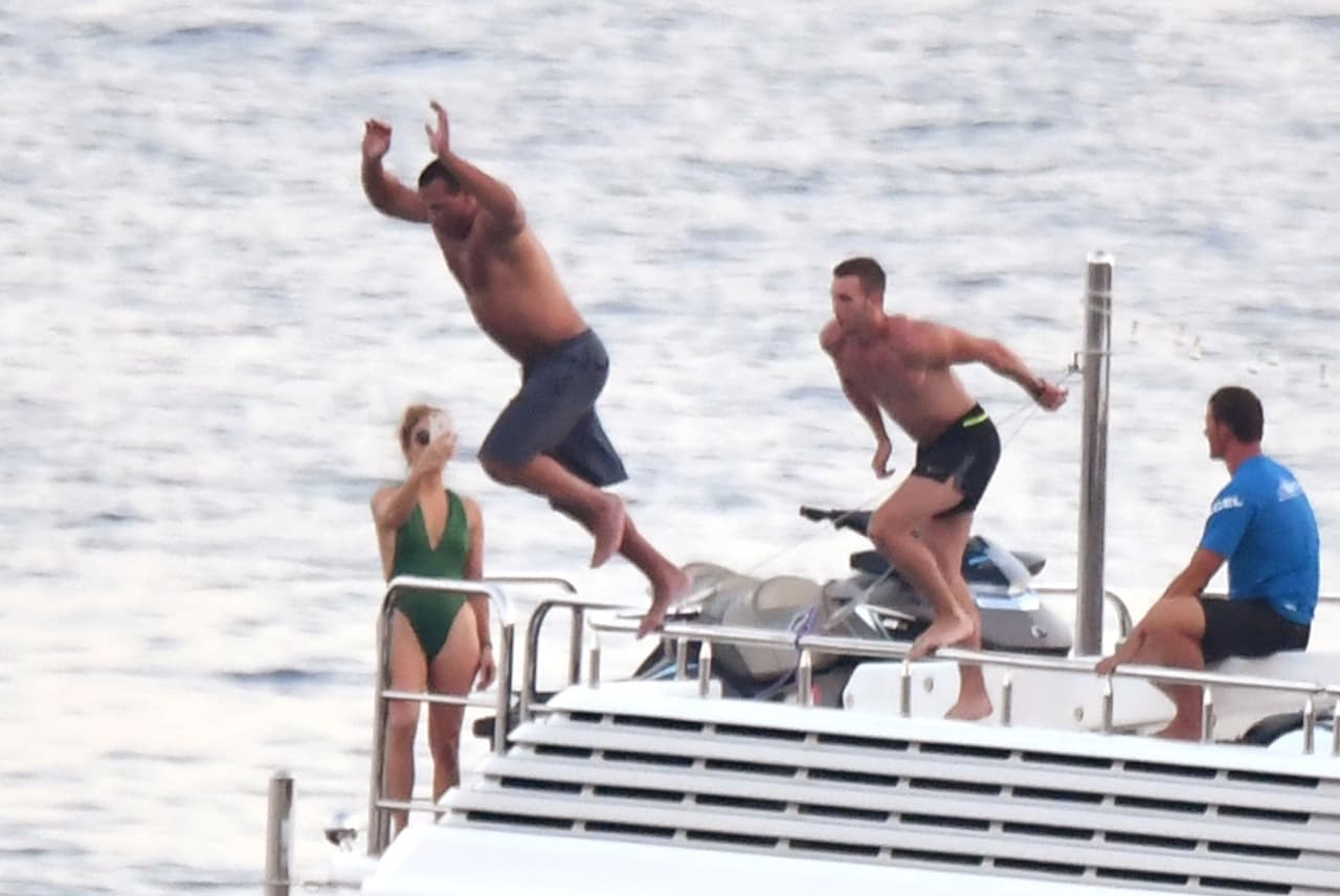Alex Rodríguez y un amigo listos para tomarse un baño en aguas del Mar Mediterráneo.