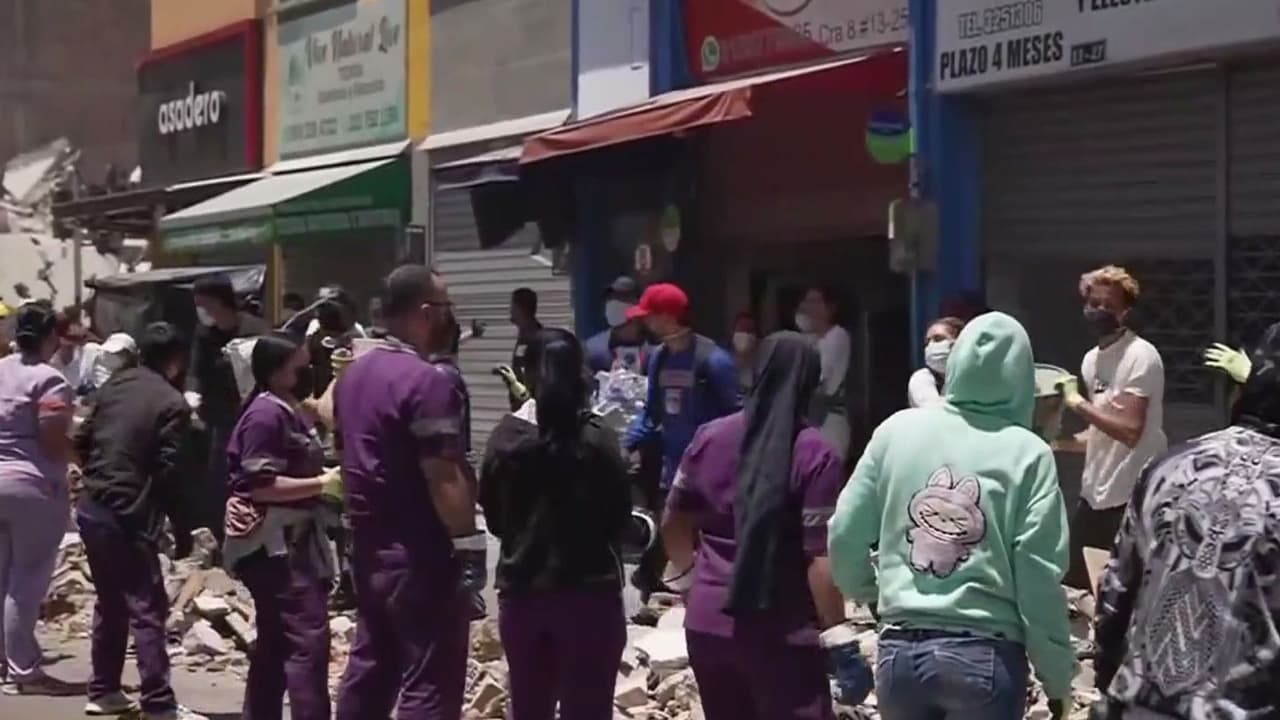 Así son las cadenas humanas de vecinos y voluntarios en Pereira, Colombia, para acelerar búsqueda de sobrevivientes