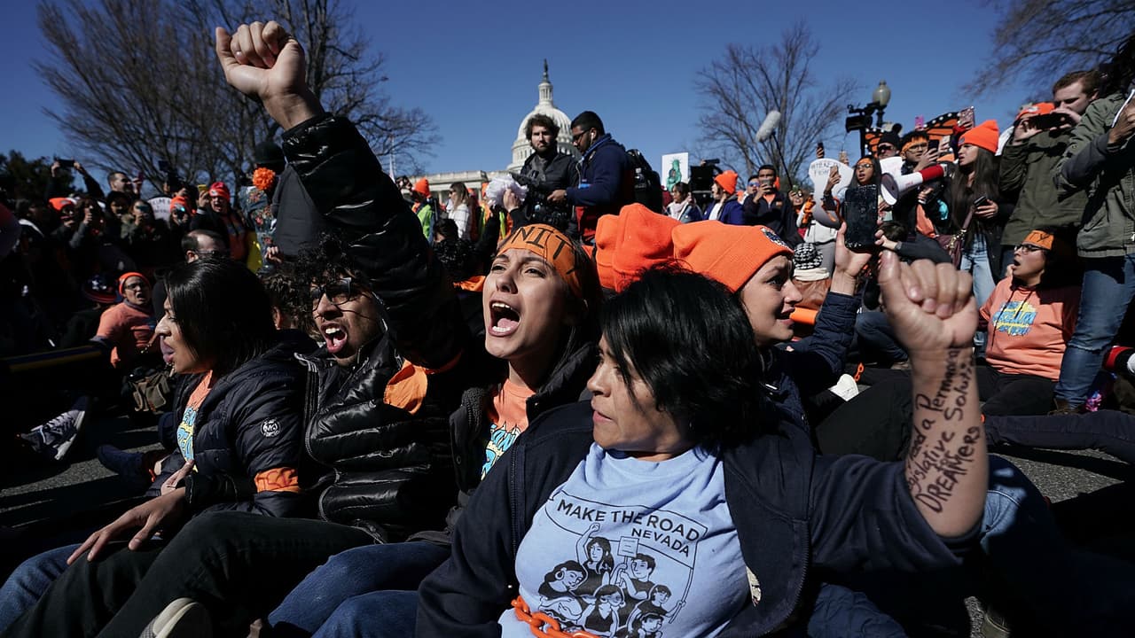 Gobierno dice que no deportará o detendrá a dreamers que tengan solicitudes pendientes para renovar DACA