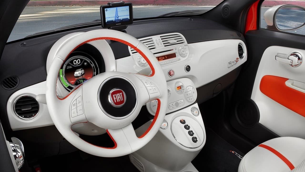 El motor eléctrico del Fiat 500e genera 111 caballos de fuerza y 147 lbs.-pie de torque transmitidos a las ruedas delanteras a través de una transmisión sin cambios. Este arreglo le da agilidad en el manejo urbano pero puede resultar algo retador en autopistas y carreteras.