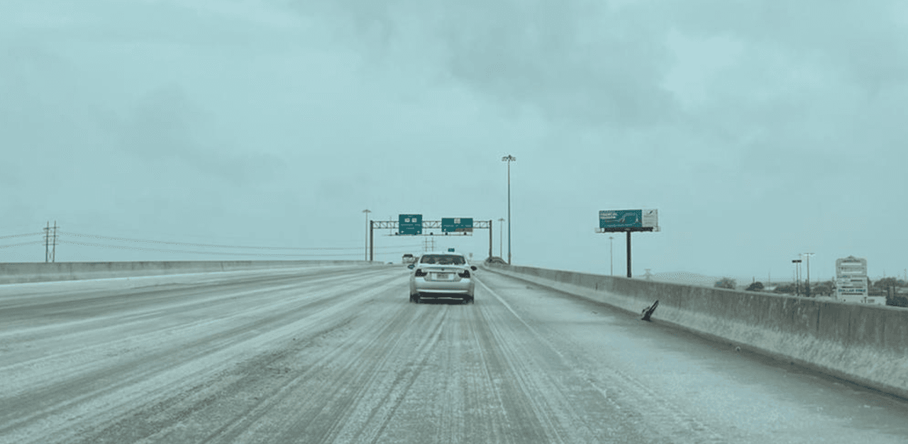 A medida que la lluvia que se registró en diversas áreas de Texas en horas de la noche y las temperaturas comienzan a bajar al punto de congelación, las carreteras se vuelven peligrosas.