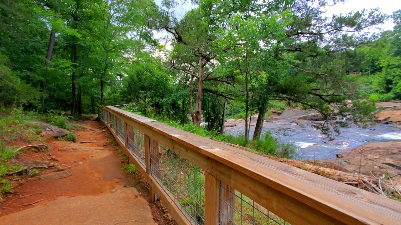 El más popular te lleva a la orilla de la cascada y podrás llegar hasta su base.