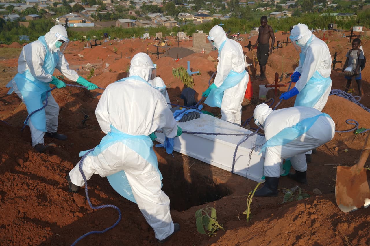 Los enterramientos se hacen bajo un estricto protocolo y con vestimenta especial de equipos de protección individual. (AP Photo/Dieudonne Dirole)