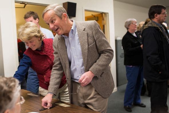Los centros de votación en todos los estados claves que decidirán el nombre del próximo presidente de EEUU están ya abiertos. En la foto, Todd Akin, candidato a senador por el Partido Republicano, emitió su voto.