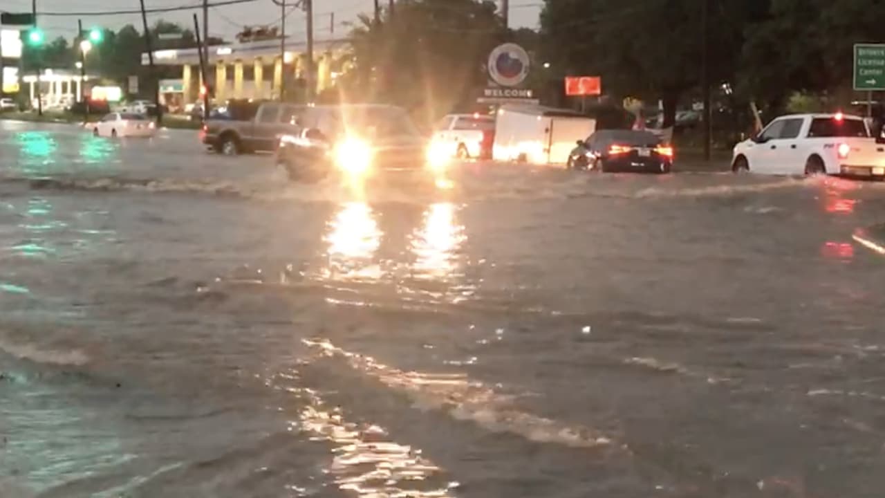 Muchos conductores que transitaban por carreteras del área de Rosenberg no acataron las recomendaciones de no cruzar por vías con acumulación de agua y se quedaron varados.