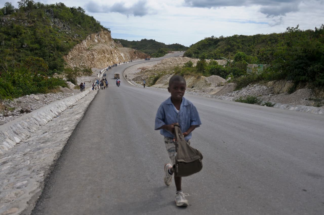<b>Haití.</b> Estudiantes caminan de regreso de la escuela a lo largo de la una vía inacabada que conecta los pueblos de Les Cayes y Jeremie. 17 de enero de 2012.
<br>