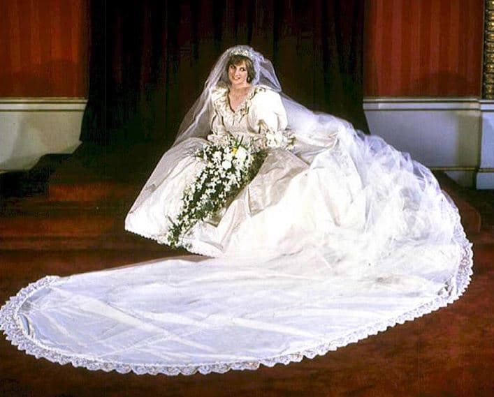 El secreto de la boda mejor guardado se revelaba a mundo. Por fin el mundo dejaba de imaginarse a Diana vestida de novia y admiraban a la Princesa de Gales con su estilisado vestido diseñado por los entonces desconocidos David y Elizabeth Emanuel, develando entonces uno de los tantos secretos sobre la creación del vestido.