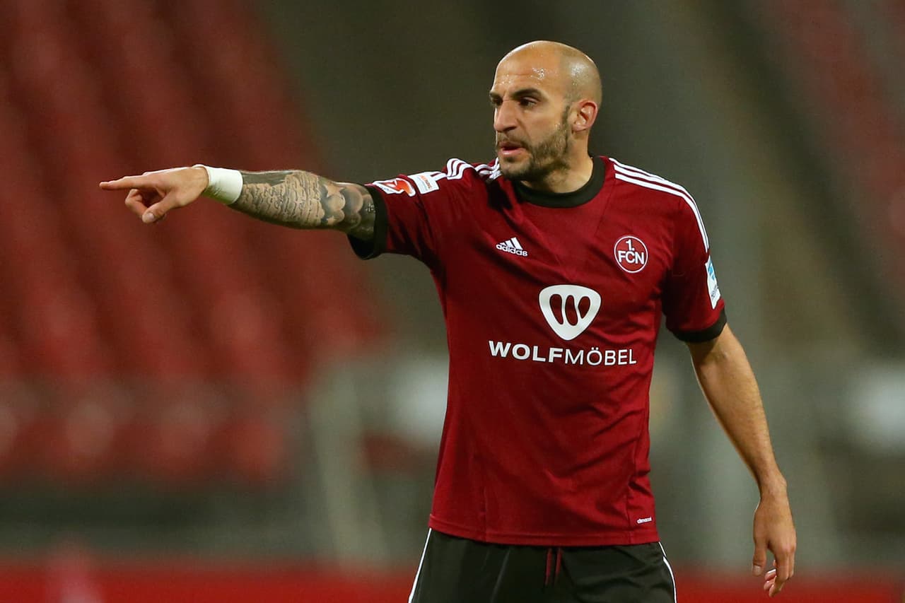 Javier Pinola 
<b>| Posición</b>: defensa |
<b>Nacionalidad</b>: argentino |
<b> Equipos en Bundesliga</b>: Schalke 04 y Bayern Múnich.