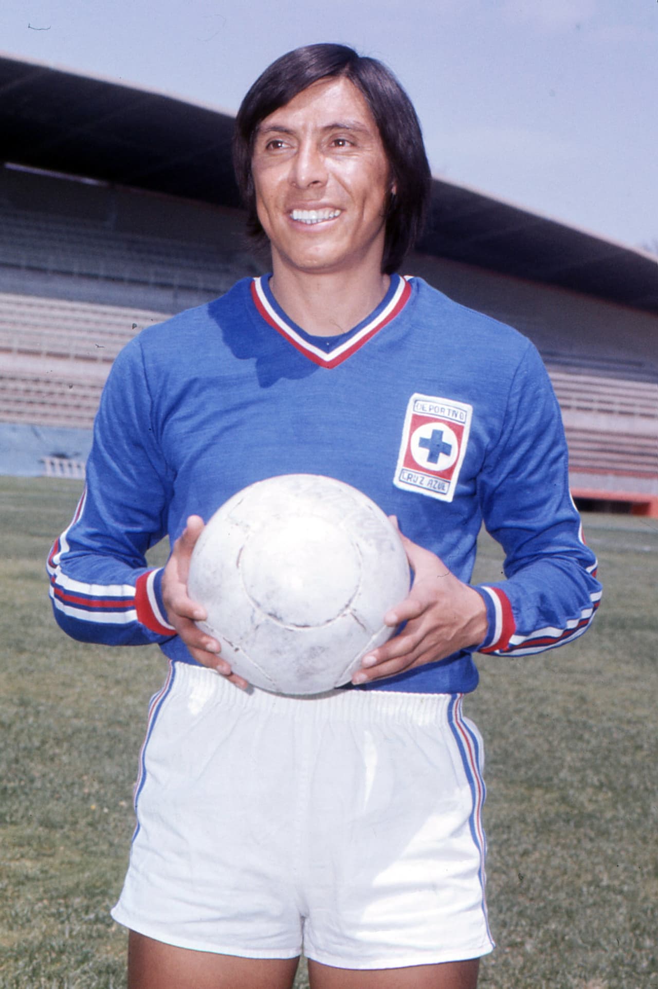 Horacio López Salgado
<br>
<br>Mientras defendía los colores del Cruz Azul, Salgado consiguió meter seis goles en el Clásico Joven.