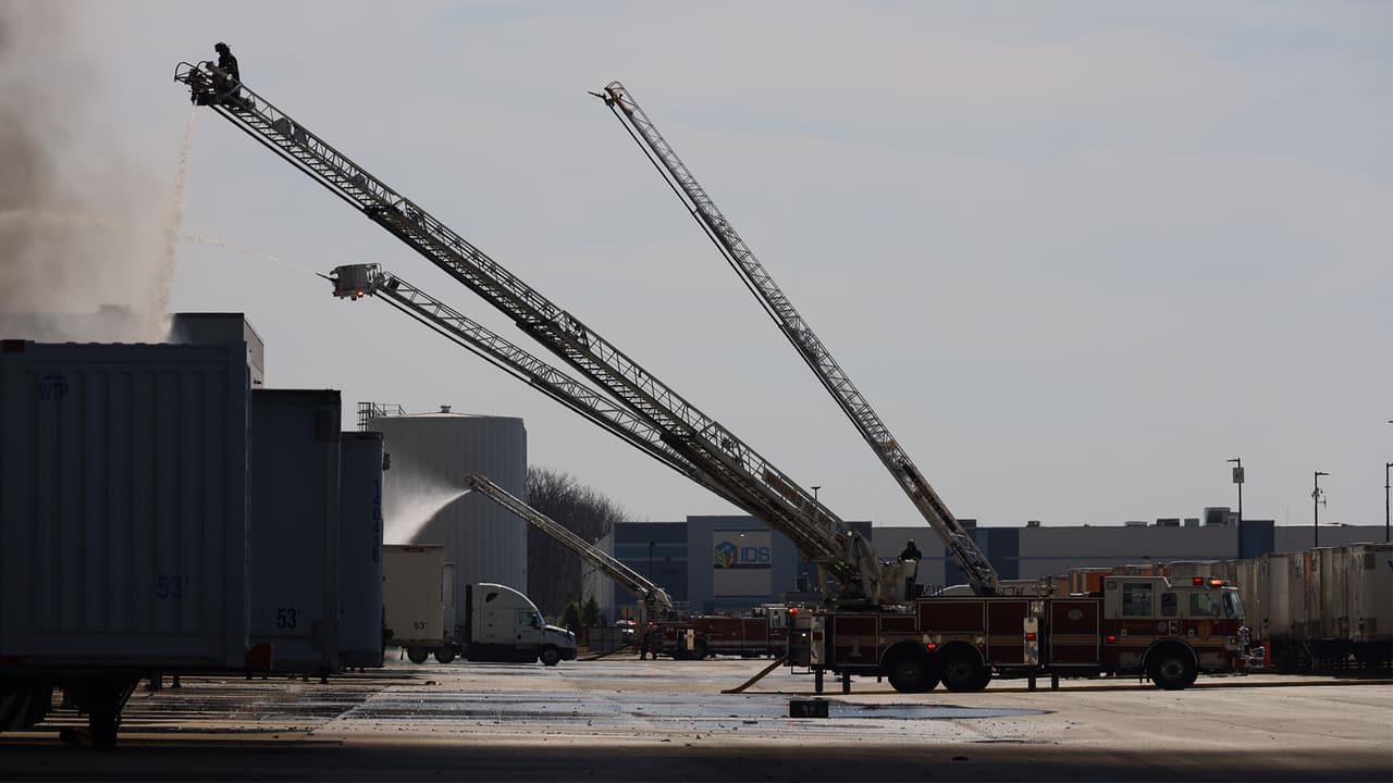 En total, 
<b>18 corporaciones de bomberos,</b> de localidades cercanas a Plainfield, Indiana, acudieron a prestar sus servicios.