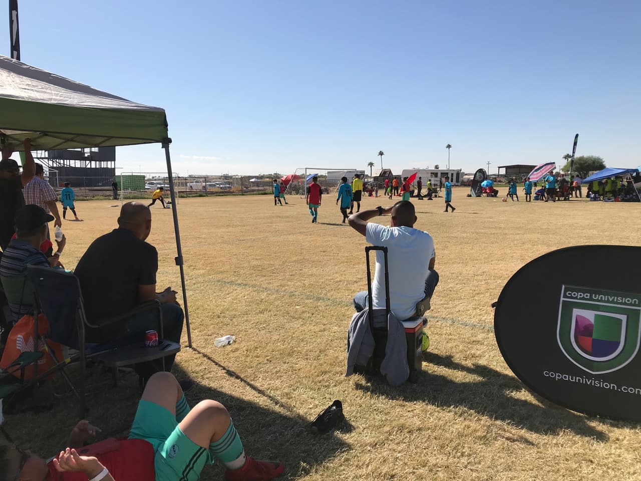Padres de familia apoyan a sus hijos en los campos. 
<br>