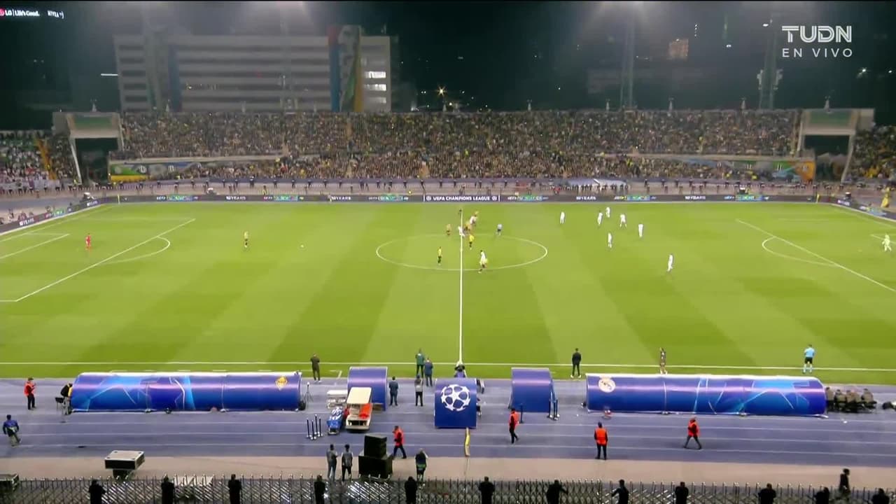 Arranca el partido y la pelota está en juego.