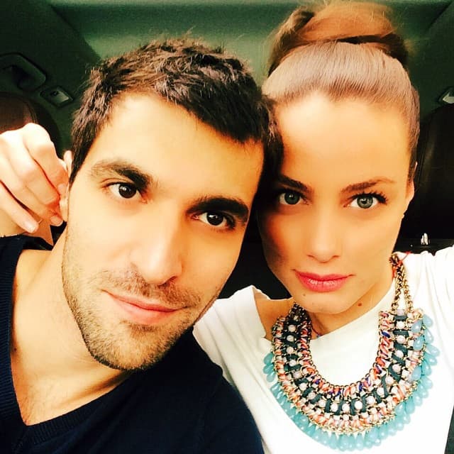 ¡Dios los hace y ellos se juntan! Estos guapos villanos de telenovela encontraron el amor y están por casarse.