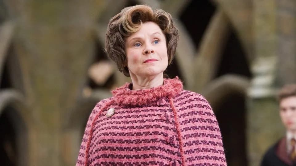 Todos los fans de 'Harry Potter' llegaron a odiar a la profesora y después directora Dolores Umbridge porque se encargaba de hacerles la vida imposible a los alumnos de Hogwarts, sobre todo aquellos que pertenecían al ejército de Dumbledore.