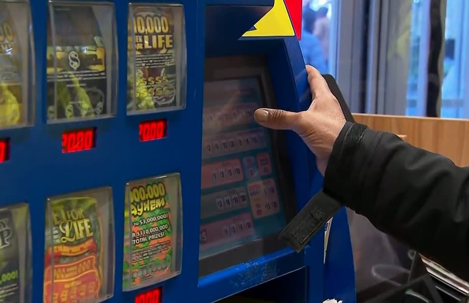 Precisamente por temor a la deportación,
<b>algunos en el pasado pedían a familiares o amigos reclamar los premios</b> en su nombre.