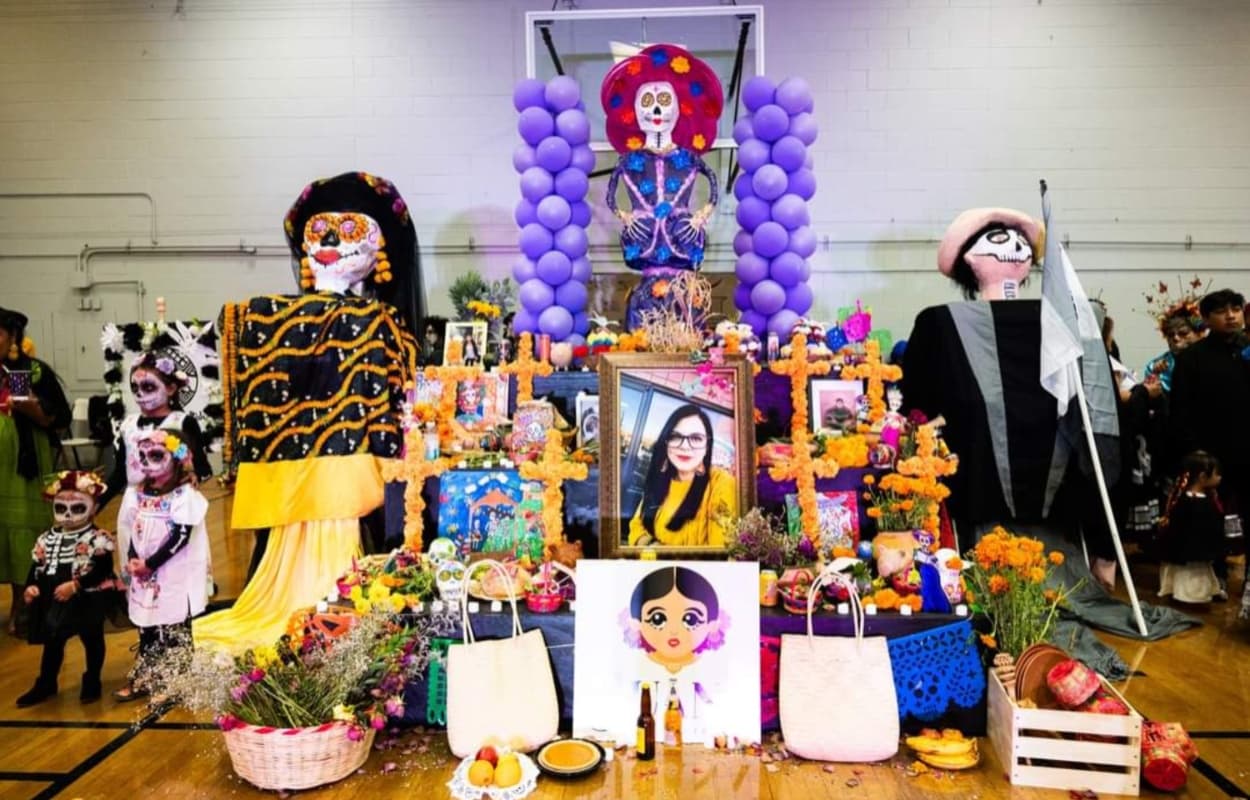 Un gran altar con flores, papel picado, adornos en su mayoría calaveras de azucar, veladoras y lo más importante, la fotografía de las personas que ya no están en este mundo. En el altar honrraron la memoria de Gaby Ramos, locutora de radio que fue asesinada por su novio.