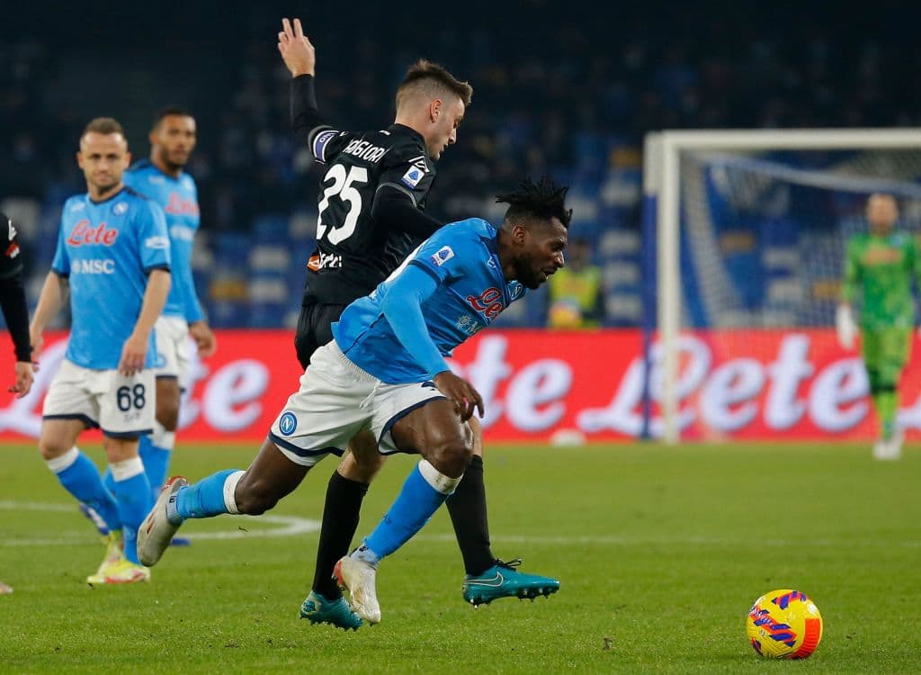 Con un autogol de Juan Jesus al minuto 37 Spezia logra mantener la difrencia y le pegan 0-1 al Napoli y en su estadio.