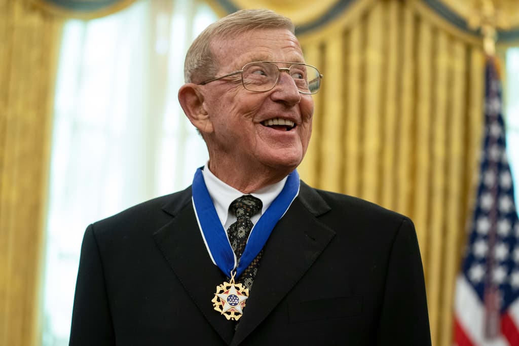 Murió Lou Holtz, figura emblemática del fútbol americano universitario y campeón nacional con Notre Dame en 1988