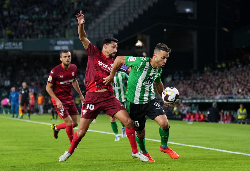 El Sevilla no pudo conseguir la victoria en el derbi ante el Betis disputado en el estadio Benito Villamarín, que acabó con empate a uno y con tres expulsiones, dos en la primera parte, una para cada equipo, y otra local en los inicios de la segunda.