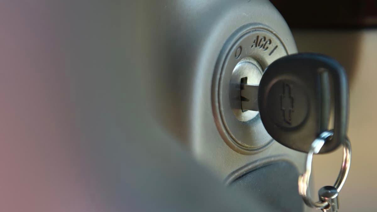 <h3 class="cms-h3-H3"><b>El suiche infernal.</b></h3>
<br>
<br>El suiche de encendido del Chevrolet Cobalt construido entre 2004 y 2010, sufría de un diseño defectuoso que hacía que la llave se moviera de la posición de encendido apagando el motor. Cuando esto ocurre a alta velocidad los sistemas de vehículo como las bolsas de aire y los frenos se desabilitan y la dirección se hace más dificil de operar. Los suiches defectuosos en el Chevrolet Cobalt (y sus modelos hermanos Chevrolet HHR y Saturn ION)
<b> causaron 50 accidnetes y 13 muertes</b>. 
<br>
<br>En febro de 2014 GM finalmente llamó revisión a 700,000 Cobalts por causa del suiche defectuso. En Mayo de ese mismo año la NHTSA castigó a GM con una multa de 35 millones de dólares cuando se determinó que la compañía había tenido conocimiento del defecto por 10 años y no hizo nada para remediarlo.
<br>