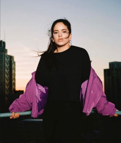 El nuevo estilo de 
<a href="https://www.univision.com/famosos/rosalia-rauw-alejandro-romanticas-vacaciones-mexico-fotos-fotos">Rosalía</a> fue tan bien aceptado que en 2018 diseñó una mini colección de prendas para Pull and Bear, una marca de ropa para jóvenes que es parte del grupo Inditex.