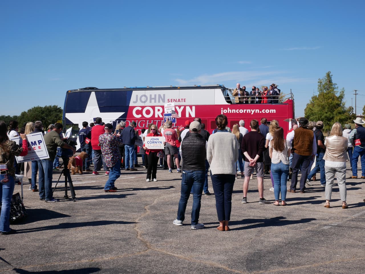 El senador estuvo acompañado por funcionarios electos y candidatos locales.
<br>
