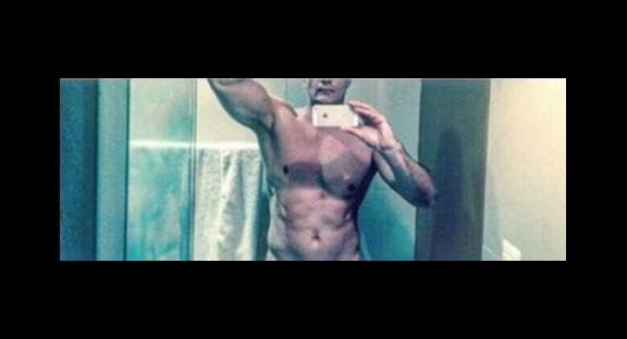 David Zepeda es de los actores a los que les gusta mostrar el resultado que el gimnasio le da a su cuerpo. En 2016 compartió esta foto en Twitter que creó gran polémica después de que se difundiera un video íntimo del actor, así que terminó eliminando la imagen de su cuenta.
