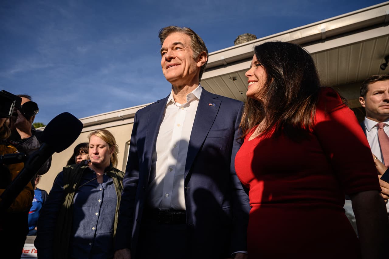 El candidato republicano al Senado de EE. UU. Mehmet Oz (C) y su esposa Liza Oz se van después de votar en las elecciones intermedias en un colegio electoral en Bryn Athyn, Pensilvania, el 8 de noviembre de 2022.